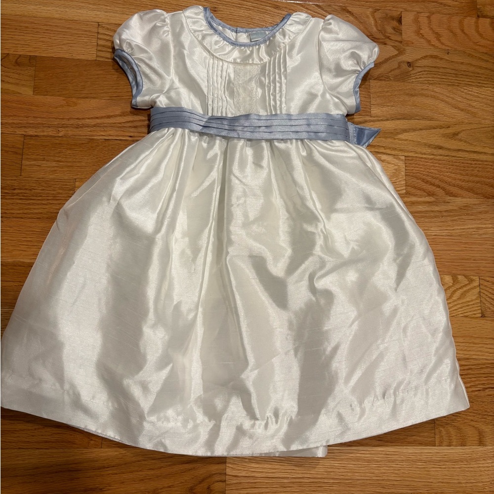 Edgehill Collection white satin polyester dress with blue sash 4t